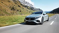 Mercedes EQ auf Pass-Strasse