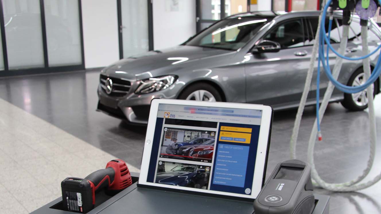 Geräte und Auto in einer Werkstatt