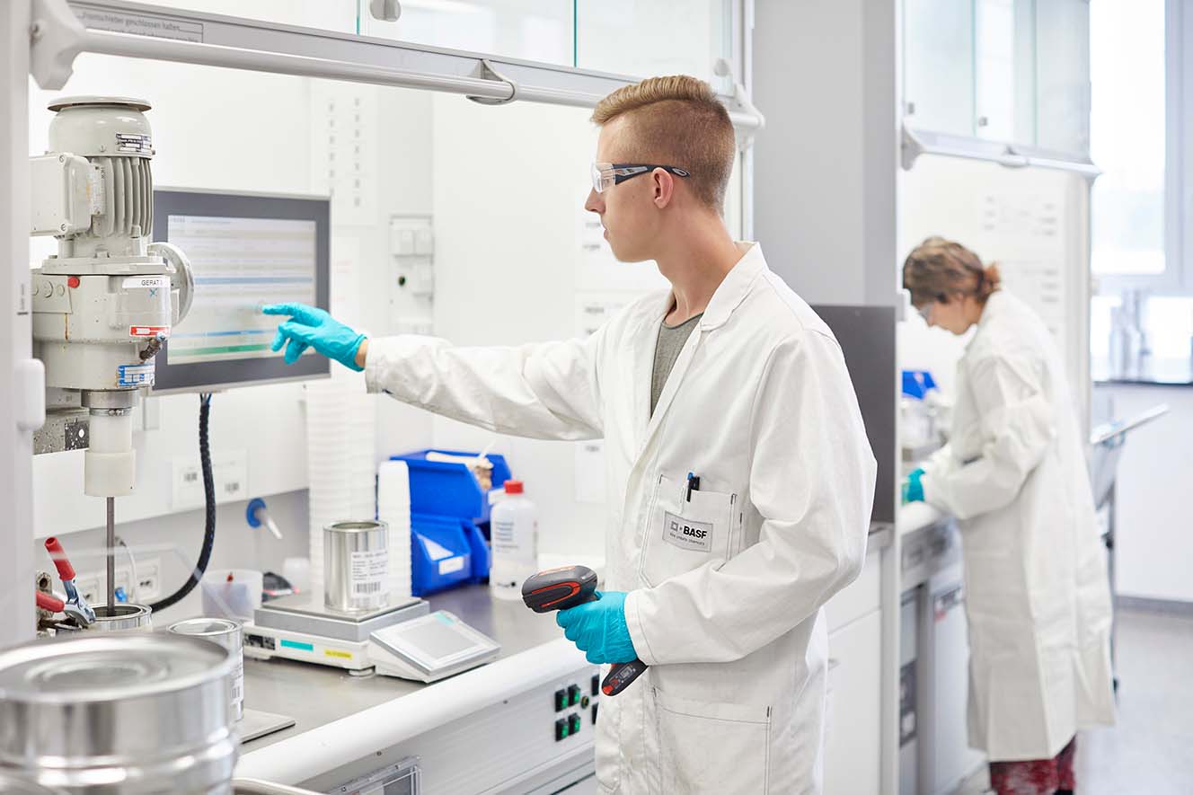 Ein BASF-Laborant bedient einen Touchscreen