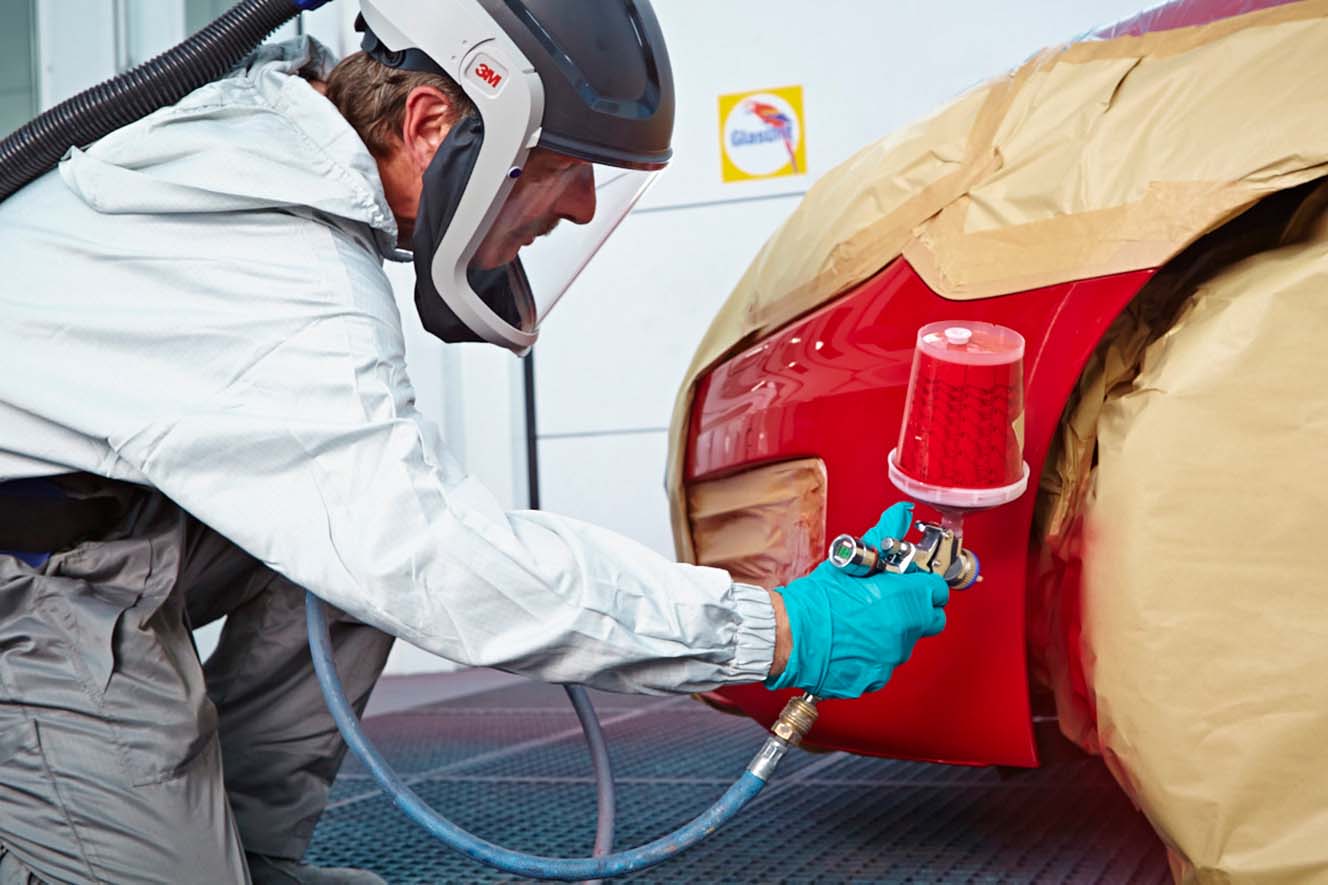 Ein Auto wird rot lackiert