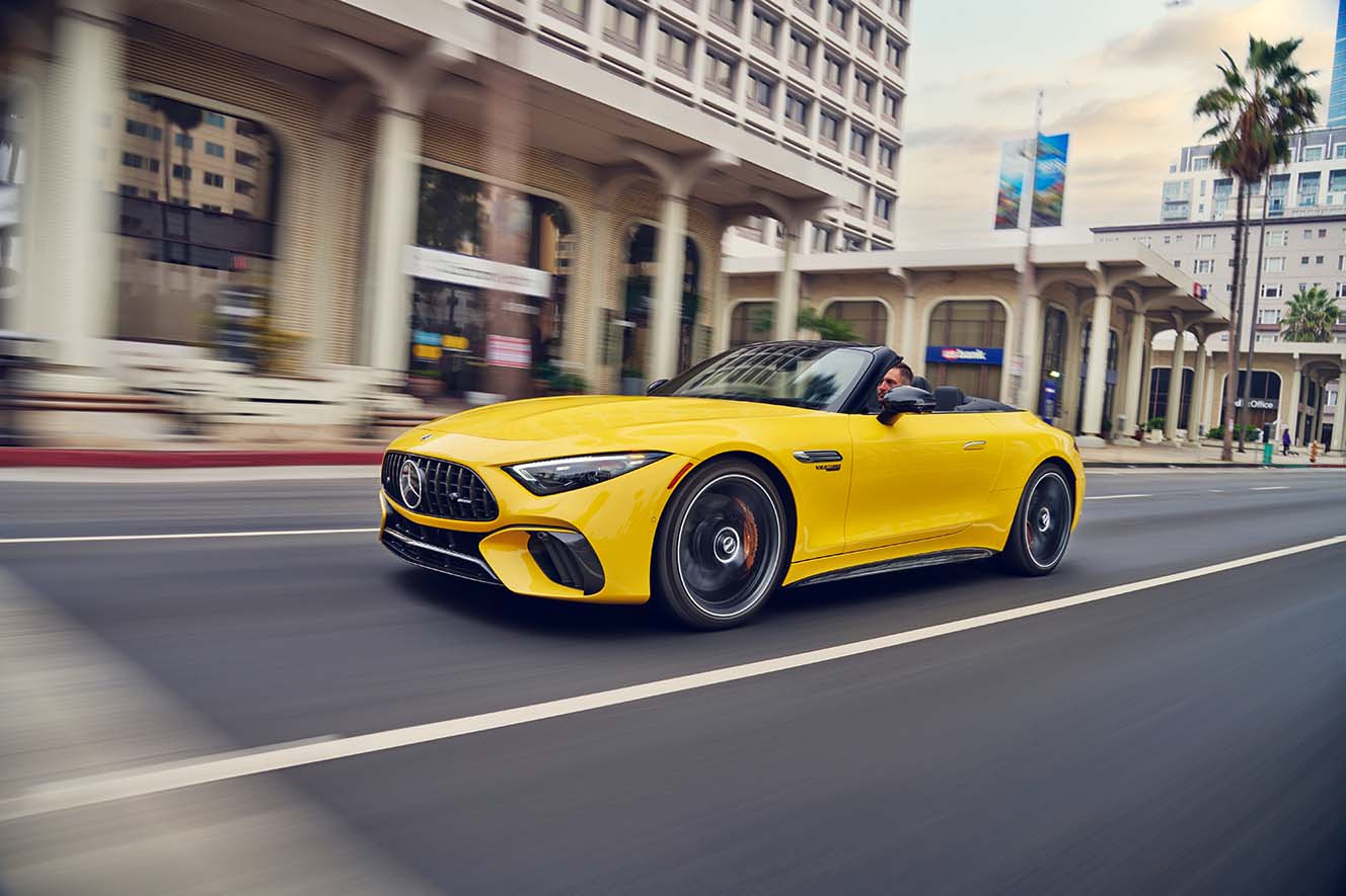 Mercedes-AMG SL fährt in einer Stadt